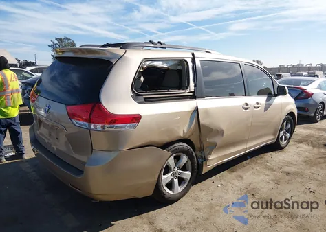 2012 Toyota Sienna Le V6 8 Passenger z USA, uszkodzony, nr VIN 5TDKK3DC7CS267632